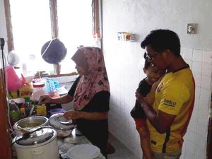Miris! Pasangan yang Kehabisan Uang Ini Hanya Makan Nasi Pakai Gula