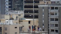 Orang-orang berkumpul di atap gedung di Caracas, Venezuela. (REUTERS/Manaure Quintero)