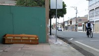Peti jenazah juga tergeletak di pinggir jalan di Guayaquil, Ekuador. Francisco Macías/Getty Images/Getty Images. 