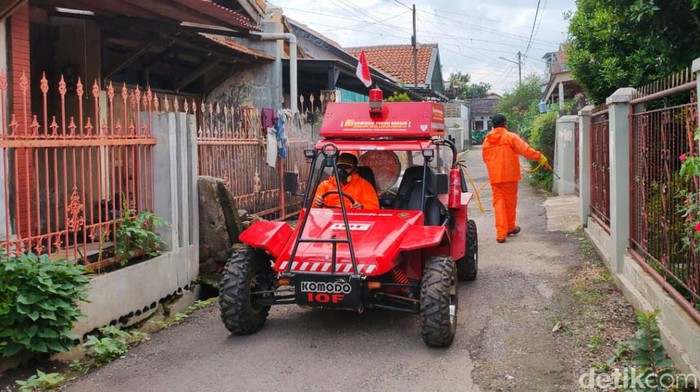 Mobil Formula Indonesia (Fin) Komodo dikerahkan untuk menyemprotkan disinfektan di wilayah Bandung Raya. Penyemprotan dilakukan di permukiman padat penduduk.