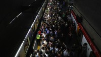 Terlihat masih ramai orang-orang di stasiun kereta di Sao Paulo, Brasil pada tanggal 16 Maret 2020. (REUTERS/Amanda Perobelli)