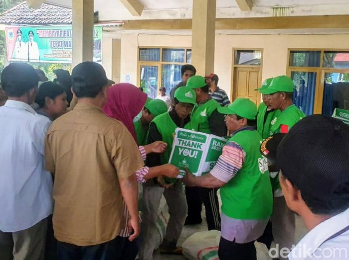 Yayasan asal Situbondo turun ke Sempol, Bondowoso menyerahkan paket sembako pada warga. Yayasan tersebut bekerja sama dengan lembaga dari Australia dan Turki.