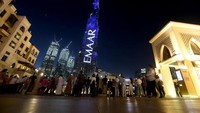 Pada tanggal 11 Maret 2020, orang-orang masih ramai melihat Burj Khalifa di Dubai. (REUTERS/Satish Kumar)