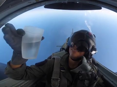 pilot minum sambil manuver