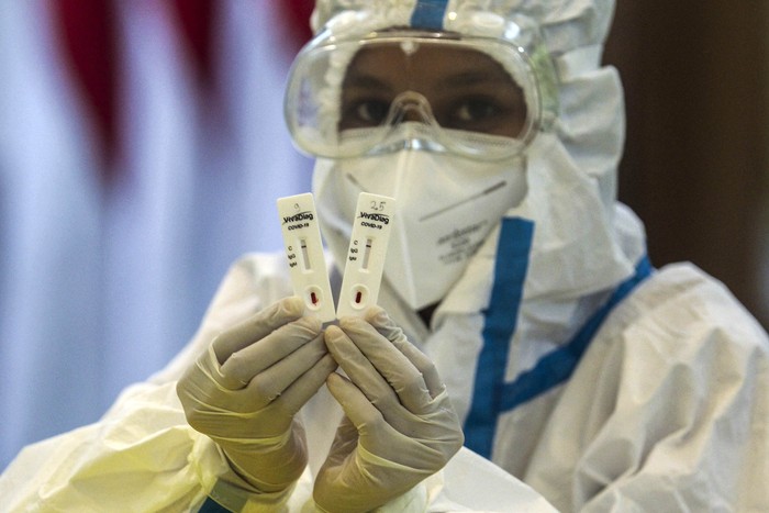 Petugas medis mengambil sampel darah saat rapid test atau pemeriksaan cepat COVID-19 di DPP Golkar, Slipi, Jakarta, Selasa (7/4/2020). Partai Golkar menyelenggarakan rapid test COVID-19 secara gratis bagi wartawan, kader, dan masyarakat guna memastikan kesehatan dan mengantisipasi penyebaran COVID-19. ANTARA FOTO/Didik Setiawan/gp/hp.