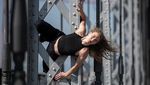 Wanita Rusia Ini Luapkan Kerinduannya Menari di Jembatan