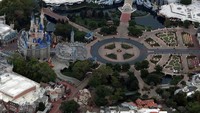 Disneys pun terlihat kosong setelah diumumkan menutup akses pengunjung, demi mencegah penyebaran Corona. (REUTERS/Gregg Newton)
