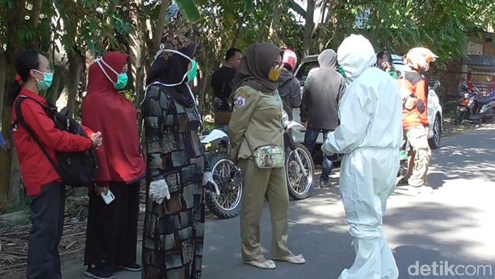 Petugas dari Puskesmas Katumbangan dan Dinas Kesehatan Kabupaten Polman usai melakukan RDT terhadap pasien dan keluarganya