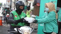 Dewan Pengurus Pusat Partai Kebangkitan Bangsa (DPP PKB) membagikan nasi kotak dan hand sanitizer kepada pengemudi ojek online (Ojol) yang melintas di sekitar kantor DPP PKB, Jalan Raden Saleh, Jakarta Pusat, Selasa (7/6/2020).