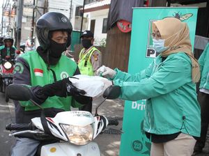 PKB Bagi-bagi Nasi Kotak Untuk Ojol
