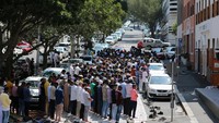 Pada tanggal 16 Maret 2020, Muslim masih ramai Salat jumat di luar Masjid El Hamedia di Cape Town, Afrika Selatan. (REUTERS/Sumaya Hisham)