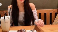 Cho Miyeon, wanita berusia 24 tahun (usia Korea) posisinya sebagai main vocalist di grup tersebut. Ia memiliki paras yang cantik dan dulu ia hampir debut menjadi salah satu anggota BLACKPINK lho! Begini momen manisnya saat menikmati satu porsi cake dan milkshake kesukaannya. Foto: Instagram @official_g_i_dle