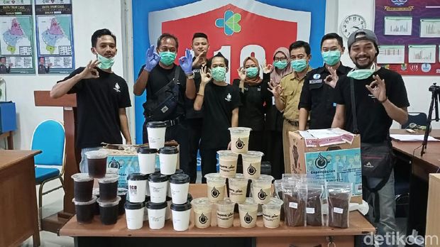Bagi Kopi Gratis untuk Tim Medis di Cirebon