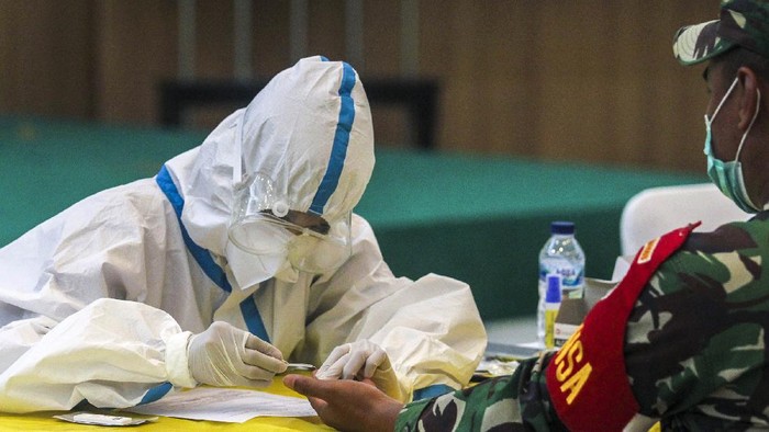 DPP GOLKAR SELENGGARAKAN RAPID TEST Petugas medis mengambil sampel darah saat rapid test atau pemeriksaan cepat COVID-19 di DPP Golkar, Slipi, Jakarta, Selasa (7/4/2020). Partai Golkar menyelenggarakan rapid test COVID-19 secara gratis bagi wartawan, kader, dan masyarakat guna memastikan kesehatan dan mengantisipasi penyebaran COVID-19. ANTARA FOTO/Didik Setiawan/gp/hp.