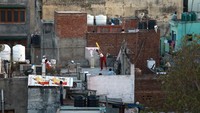 Ada juga yang bermain cricket dari atap rumahnya di Delhi, India. (REUTERS/Anushree Fadnavis)