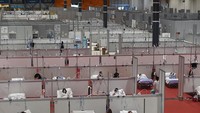 Para pasien dirawat di rumah sakit darurat di Madrid, Spanyol (3/4/2020). Lokasi ini, pada hari normal merupakan convention center dan pusat perhelatan event nasional dan internasional.  Photo by Denis Doyle/Getty Images.
