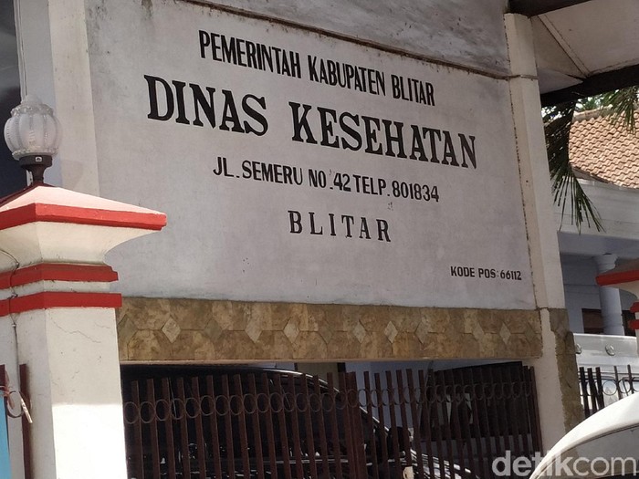 Seorang warga Kabupaten Blitar menjadi Pasien Dalam Pengawasan (PDP). Perempuan ini mengalami gejala klinis setelah berinteraksi dengan keluarganya yang datang dari Surabaya saat takziah.