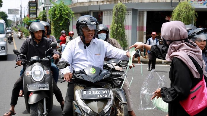 pembagian masker ke pengguna jalan di banyuwangi