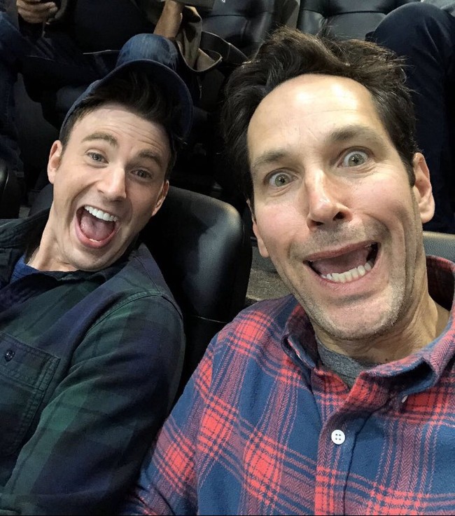 Chris Evans bahkan menyebut Paul Rudd berhenti menua saat usianya 30 tahun. Hal itu diungkapkan pemeran Captain America itu saat mengucapkan selamat ulang tahun untuk sahabatnya tersebut di Twitter. Foto: Twitter