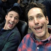 Chris Evans bahkan menyebut Paul Rudd berhenti menua saat usianya 30 tahun. Hal itu diungkapkan pemeran Captain America itu saat mengucapkan selamat ulang tahun untuk sahabatnya tersebut di Twitter. Foto: Twitter