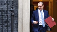 Menlu Inggris Dominic Raab meninggalkan kantor perdana menteri, leaves a meeting in Downing Street, di jalan Downing Street 10, London (28/3/2020). Dominic Lipinski/PA via AP.