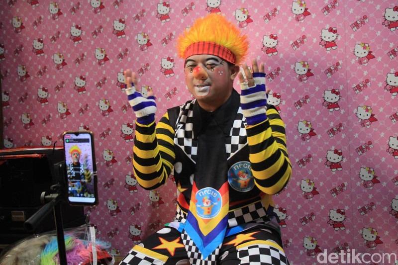 Pandemi Corona membuat berkurangnya aktivitas di luar ruangan. Komunitas Necis di Cimahi pun menyuguhkan hiburan badut bagi anak-anak melalui media sosial.