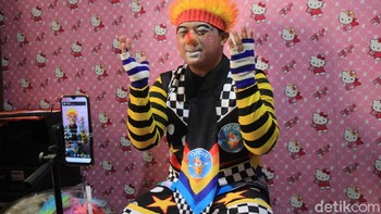 Sebelum menghibur anak-anak di rumah selama social dan physical distancing, komunitas badut yang belum lama terbentuk ini juga pernah terlibat dalam aksi sosial di panti asuhan serta trauma healing di lokasi bencana banjir Padalarang, beberapa bulan lalu.