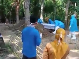 Video TKW Asal Polman Dimakamkan dengan Protap Covid-19