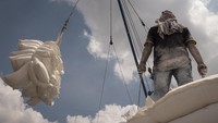 Pekerja melakukan aktivitas bongkar muat karung berisi kaolin di Pelabuhan Sunda Kelapa, Jakarta, Selasa (7/4/2020).