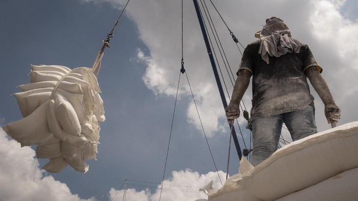 BONGKAR MUAT DI PELABUHAN SUNDA KELAPA Suasana aktivitas bongkar muat di Pelabuhan Sunda Kelapa, Jakarta, Selasa (7/4/2020). Aktivitas di pelabuhan tersebut masih berlangsung seperti biasa walaupun di tengah pandemi virus Corona (COVID-19). ANTARA FOTO/Dhemas Reviyanto/foc.