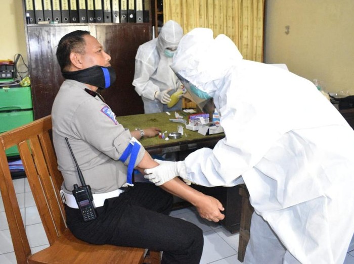 Sebanyak 20 anggota Polres Pasuruan Kota menjalani rapid test virus Corona. Hasilnya, semua anggota negatif COVID-19.