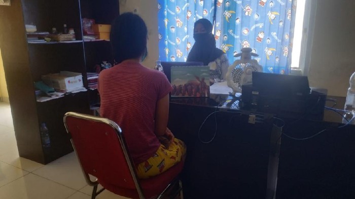 Ibu yang membunuh anaknya diperiksa di Polres Muara Enim.