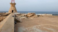 Setelah Lebanon mengumunkan status darurat, pantai terlihat kosong. (REUTERS/Mohamed Azakir)