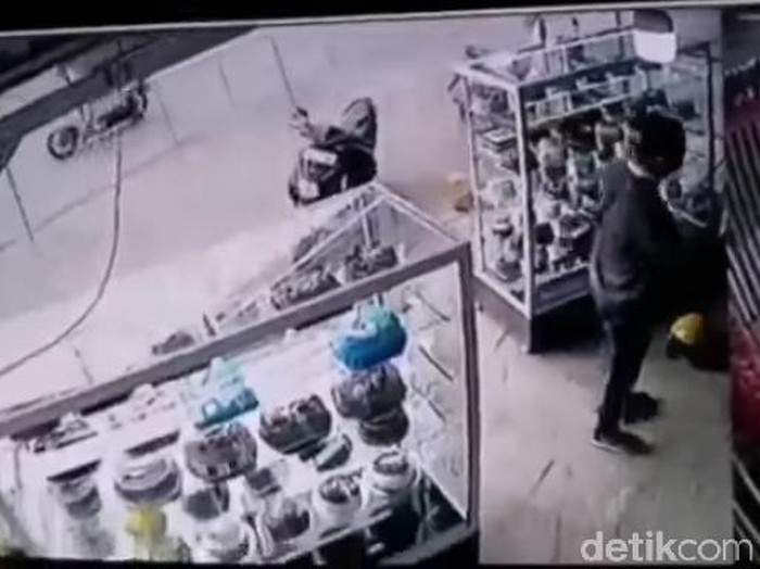 Pelaku pencuri HP di toko kue di Makassar terekam CCTV (dok. Istimewa)