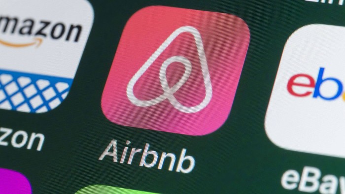 Aplikasi berbagi Airbnb.