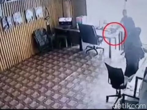 Pelaku pencuri HP di toko kue di Makassar terekam CCTV (dok. Istimewa)