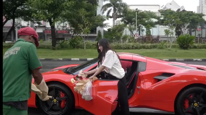 Bagikan makanan pakai ferrari