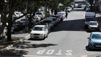 Pada tanggal 20 Maret 2020, tak ada lagi orang-orang yang Salat jumat di luar masjid. (REUTERS/Sumaya Hisham)