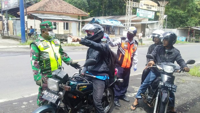 Petugas memeriksa pemudik di Purworejo, Selasa (7/4/2020).