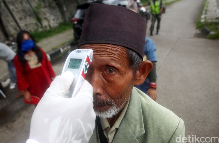 Pemerintah Kabupaten Sumedang memberlakukan karantina wilayah parsial (KWP) dengan mendirikan Posko skrining Tim Gugus Tugas COVID-19 di sejumlah titik perbatasan.