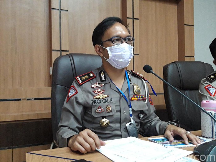Petugas patroli jalanan di Direktorat Lalu Lintas Polda Jatim kini dibekali Alat Perlindungan Diri (APD) dari corona. Itu menjadi upaya pencegahan penularan Covid-19.