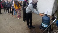 Dari hasil pemeriksaan skrining, petugas medis mencatat bahwa warga yang diperiksa tidak terlihat gejala-gejala yang menuju COVID-19, namun hal itu juga tidak telepas dari himbauan protokol kesehatan dan apabila ada gejala seperti batuk, flu dan nyeri tenggorokan di sertai sesak nafas untuk segera menghubungi 119.