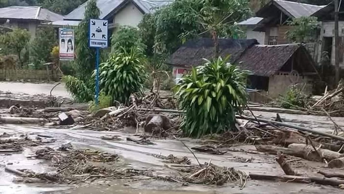 Sejumlah permukiman warga di daerah Kecamatan Kulawi, Kabupaten Sigi hanyut diterjang banjir.