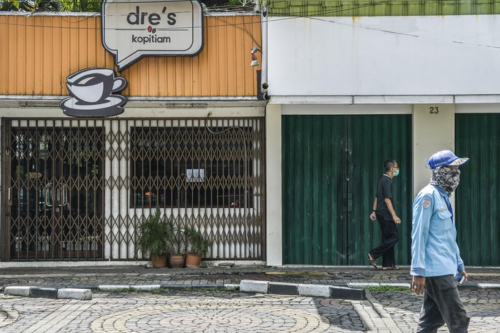 Warga melintas di depan toko Sarinah yang tutup, di Jakarta, Selasa (7/4/2020). Menteri Kesehatan Terawan Agus Putranto telah resmi menetapkan Pembatasan Sosial Berskala Besar (PSBB) di wilayah DKI Jakarta dalam rangka percepatan penanganan COVID-19, penetapan tersebut tertuang dalam Keputusan Menteri Kesehatan Nomor HK.01.07/Menkes/239/2020. ANTARA FOTO/Galih Pradipta/foc.
