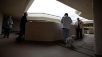 Para penghuni apartemen di Pasadena, California saling menjaga jara ksaat berinteraksi. (REUTERS/Mario Anzuoni)