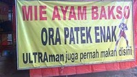 Siapa yang bisa menolak enaknya mie ayam bakso? Bahkan sosok Ultraman saja pernah mampir ke warung mie ayam bakso ini.  Foto: istimewa