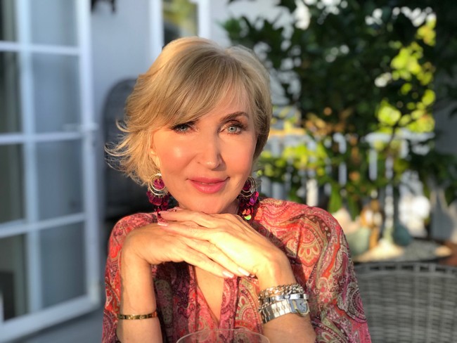 Seorang wanita bernama Julia Hartley Moore dikenal sebagai pakar dalam mengungkap kebohongan hingga dijuluki human lie detector. Ia pun menjadi detektif swasta yang sering disewa orang untuk mencari bukti perselingkuhan pasangan. Foto: Twitter @JuliaHartleyM