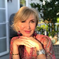 Seorang wanita bernama Julia Hartley Moore dikenal sebagai pakar dalam mengungkap kebohongan hingga dijuluki human lie detector. Ia pun menjadi detektif swasta yang sering disewa orang untuk mencari bukti perselingkuhan pasangan. Foto: Twitter @JuliaHartleyM