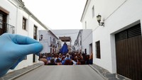 Seperti ini perbandingan keramaian pada acara Cristo Resucitado y Nuestra Senora de Loreto di Pekan Suci, Ronda, Spanyol Selatan di tahun 2009. Sekarang jalanan ini sepi karena Corona. (REUTERS / Jon Nazca / Illustration)