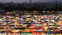 Lihatlah betapa banyaknya tenda di Ratchada Railway Night Market di Bangkok, Thailand pada tahun 2018. (REUTERS/Athit Perawongmetha)